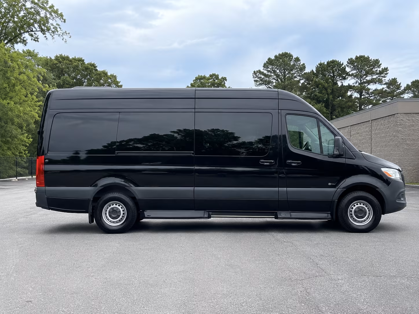 find the perfect transportation for your next airport transfer 3